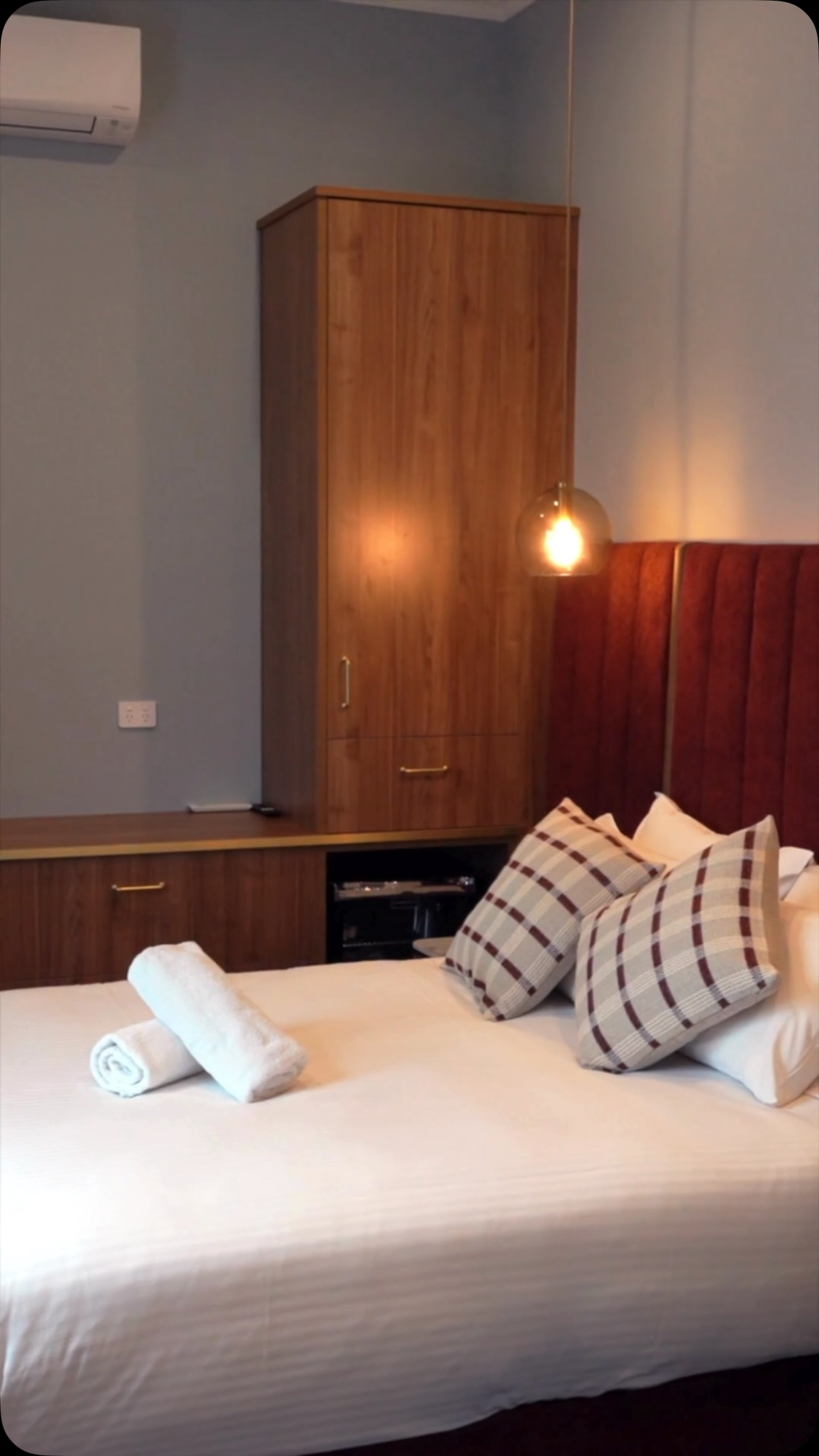 Boutique accommodation in the heart of the Limestone Coast.

Rooms upstairs with Minijumbuk bedding, dinner downstairs featuring local Limestone Coast produce, with Naracoorte right outside the front door and the Caves, wineries and coast all close enough to make a day of it.

Stay at the Kincraig, and explore the region.